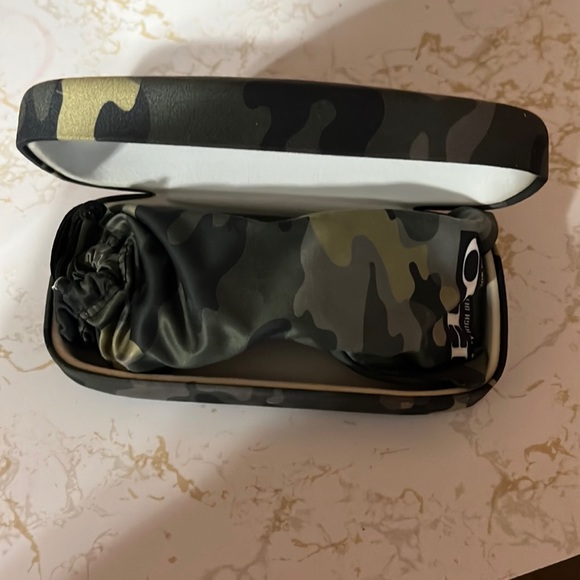 White Oakley polarized - Picture 2 of 7